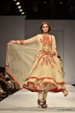 Model walk the ramp for Vineet Bahl Show at Wills Lifestyle India Fashion Week 2012 day 4 on 9th Oct 2012 (87).JPG